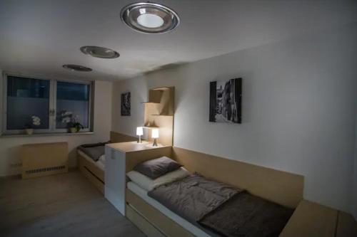 Habitación con cama, escritorio y ventanas. en 22nd Uprising Square, en Bratislava