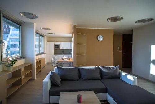 un soggiorno con un divano blu e una cucina di 22nd Uprising Square a Bratislava