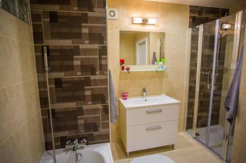 Un baño con lavabo, inodoro y ducha. en 22nd Uprising Square, en Bratislava