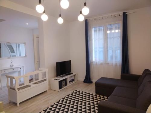 uma sala de estar com um sofá e uma televisão em Family Residence em Baia Mare