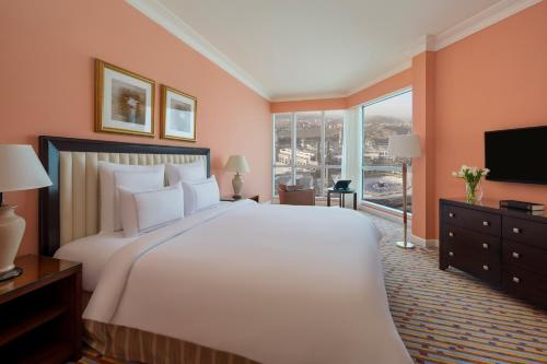 سرير أو أسرّة في غرفة في فندق سويس اوتيل المقام مكة