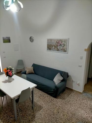 sala de estar con sofá azul y mesa en Casa Nonna Lucetta, en Campi Salentina