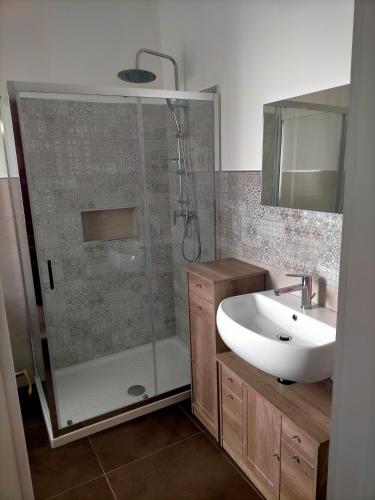 y baño con ducha acristalada y lavamanos. en Casa Nonna Lucetta, en Campi Salentina