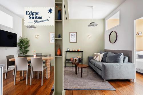 un salon avec un canapé et une table dans l'établissement Edgar Suites Louvre - Saint-Honoré, à Paris