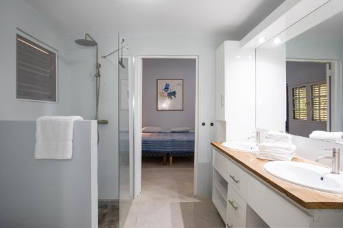 Baño blanco con lavabo y espejo en Piscadera Bay Resort 102 en Willemstad