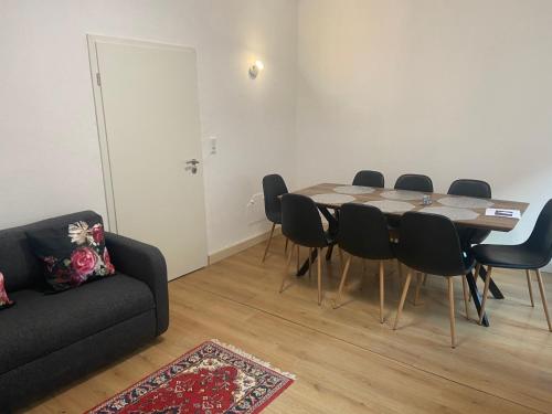 ein Wohnzimmer mit Esstisch und Stühlen in der Unterkunft ZUM GUTEN HIRTEN in Traben-Trarbach