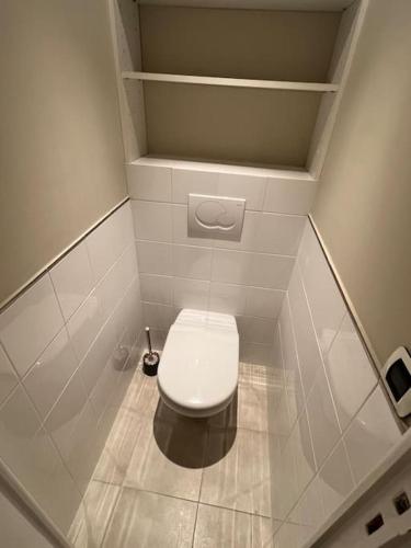 Elle comprend une petite salle de bains pourvue de toilettes blanches. dans l'établissement Superbe studio avec terrasse au cap d’antibes, à Antibes