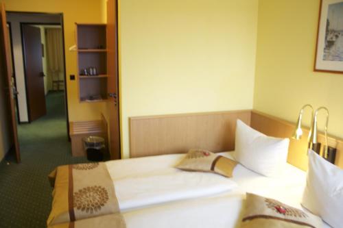 Postel nebo postele na pokoji v ubytování ACRON Hotel Wittenberg