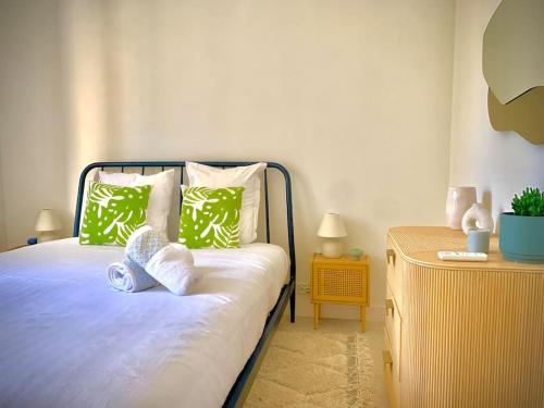 - une chambre avec un lit doté d'oreillers verts et blancs dans l'établissement Superbe 6 couchages - Proche mer - Climatisation, à Saint-Raphaël