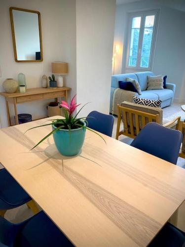 une table avec une plante assise au-dessus dans l'établissement Superbe 6 couchages - Proche mer - Climatisation, à Saint-Raphaël