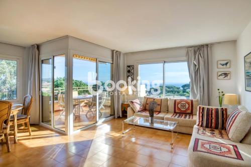 a living room with a couch and a table at Les brises 2 Apartament per 4 persones amb vistes a la badia de S'Agaró in S'agaro