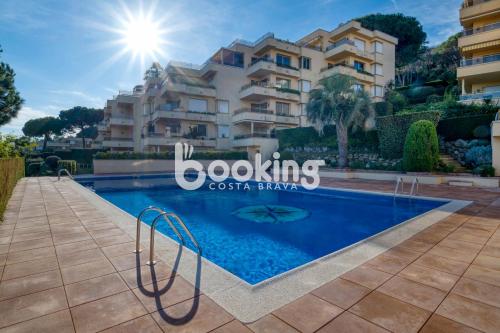 une piscine en face d'un bâtiment dans l'établissement Les brises 2 Apartament per 4 persones amb vistes a la badia de S'Agaró, à S'Agaro