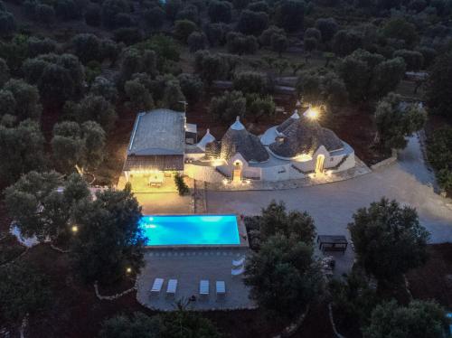 eine Luftansicht eines Hauses mit Pool in der Unterkunft TRULLO TIPOTA with private pool in Ceglie Messapica
