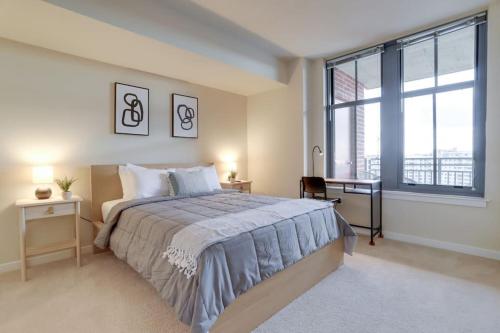 Postel nebo postele na pokoji v ubytování Fantastic 2 BR Condo At Pentagon City