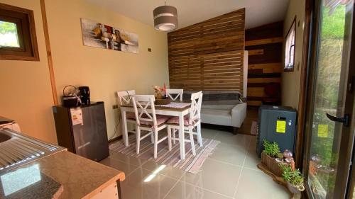 eine Küche mit einem Tisch und Stühlen im Zimmer in der Unterkunft Cabañas Las Terrazas De Iculpe in Lago Ranco