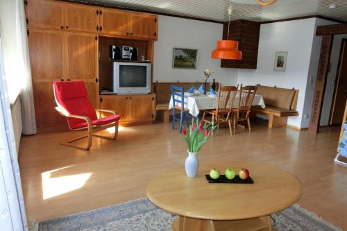 sala de estar con mesa y comedor en ANJA Seeblick Appartement ANJA Haus Hänsel u Gretel direkt am Ossiacher See mit Hallenbad, Skiarena Gerlitzen, 