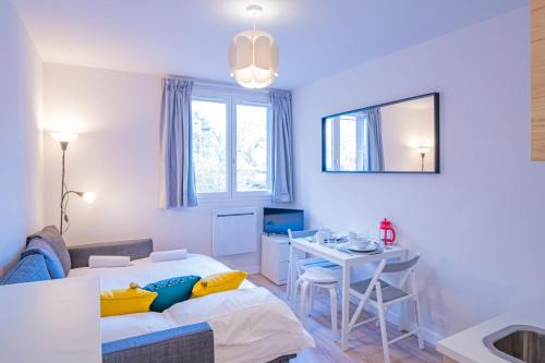 un salon avec un canapé et une table dans l'établissement Forclaz River 1- Beautifully crafted Studio, à Chamonix-Mont-Blanc