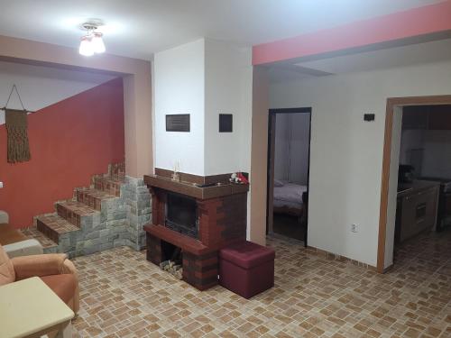 un salon avec une cheminée et une chambre dans l'établissement Cabana Rustic, à Cavnic