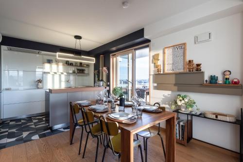 une cuisine et une salle à manger avec une table et des chaises dans l'établissement Sky Avenue - Magnifique T2 avec vue époustouflante, à Lyon