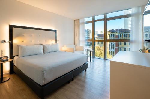 Кровать или кровати в номере INNSiDE by Meliá Milano Torre GalFa