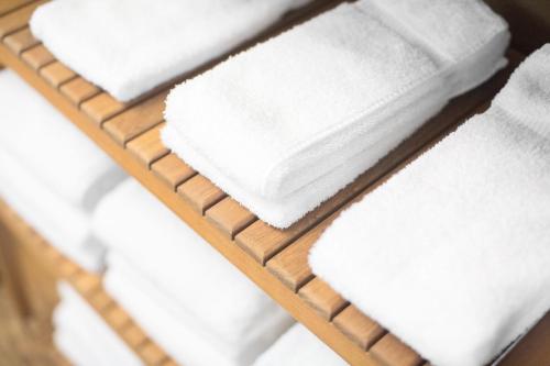 New TownにあるTeddy's Residential Suites New Townの白いタオル束