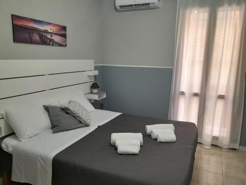 een slaapkamer met een bed met twee handdoeken erop bij Casa Bedda Siracusa in Siracusa