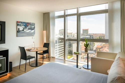 Кровать или кровати в номере INNSiDE by Meliá Milano Torre GalFa