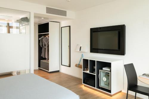 Телевизор и/или развлекательный центр в INNSiDE by Meliá Milano Torre GalFa