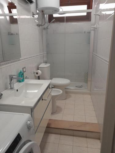 een badkamer met een toilet, een wastafel en een douche bij Casa Bedda Siracusa in Siracusa