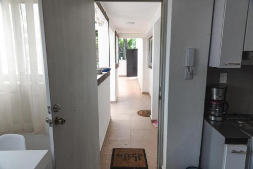 un pasillo que conduce a una cocina con un pasillo que conduce a una casa en Elvis, en Ciudad de México