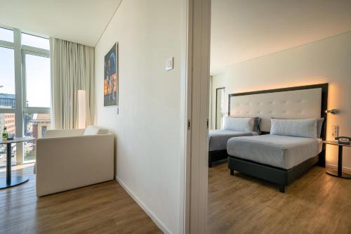 Кровать или кровати в номере INNSiDE by Meliá Milano Torre GalFa