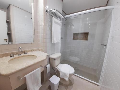 uma casa de banho com um WC, um lavatório e um chuveiro em INCRIVEL Flat proximo Shoppings JK e Vila Olimpia em São Paulo