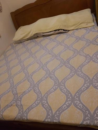 - un lit non aménagé avec une couverture dans l'établissement RoomForRent, à Balibago