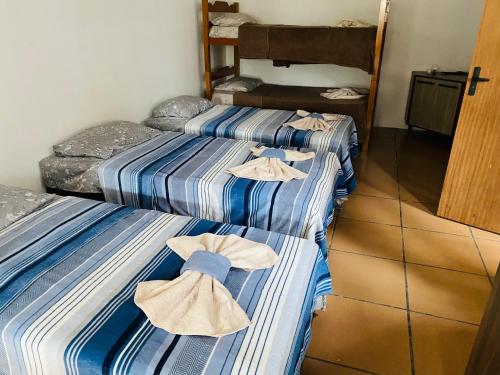 two beds with towels on them in a room at TuRiStAnDo eM fLoRiPa in Florianópolis