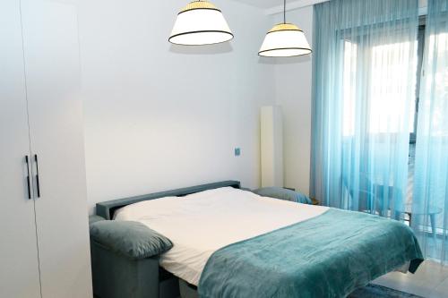 1 dormitorio con cama y ventana en Anka Beach Apartment Patacona en Valencia