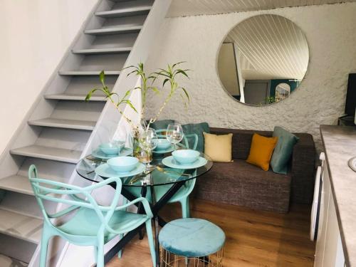 a living room with a table and a couch at Cocooning little house in french Vexin in Us