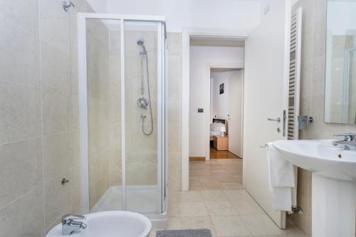 Un baño con ducha, inodoro y lavabo. en Corte Baldissera Udine Centro, en Udine