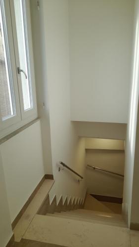 een lege kamer met een raam en een trap bij I CARTOLARI in Perugia