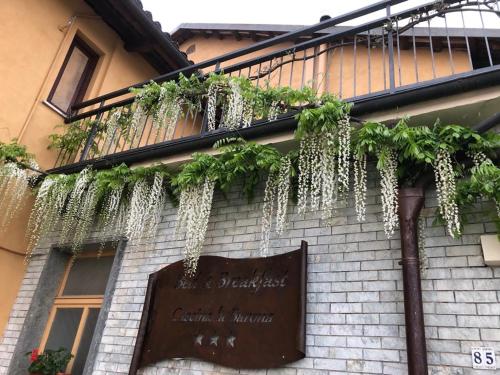 un edificio con macetas al costado. en Cascina la Barona en Savigliano