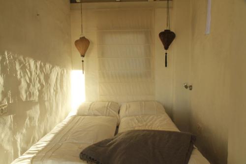 Panorama Suite El Mirador في بونتاغوردا: سرير في غرفة مع مصباحين على الحائط