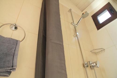 La salle de bains est pourvue d'une douche avec rideau de douche. dans l'établissement Panorama Suite El Mirador, à Puntagorda