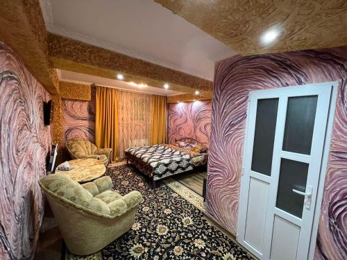 Habitación grande con cama y puerta en Golden Rose en Chisináu