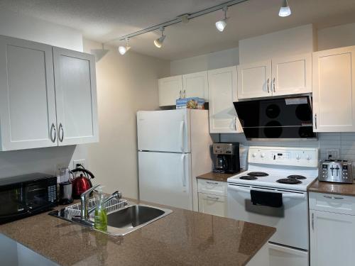 Dapur atau dapur kecil di Vancouver Downtown Central 1 bedroom Condo