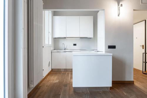cocina blanca con fregadero y encimera en Montello Livings, Exclusive terrace and skyline view, en Milán