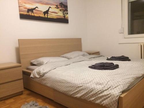 Säng eller sängar i ett rum på Newly equipped Arena apartment