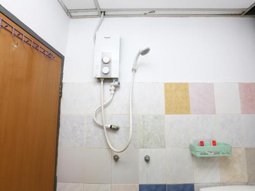 een badkamer met een douche met een douchekop bij Kb Rest Inn-Deluxe Queen in Kota Bharu