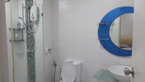 y baño con ducha, aseo y espejo. en Greenfield Regency Comfort Suite - Wifi 4pax Paradigm & Sutera, en Johor Bahru