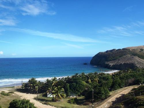 Bel hébergement indépendant, 3 pièces, terrasse très belle vue mer, proche plages, super calme