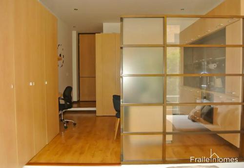 una habitación con una mampara de cristal con sillas. en FH - Stylish loft in Chico Norte - Bogota en Bogotá