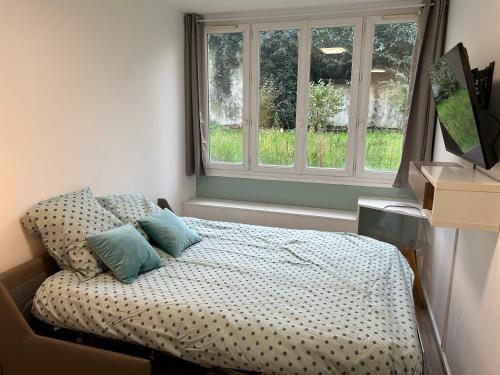 Llit o llits en una habitació de Studio calme & lumineux, vue sur le jardin, WIFI